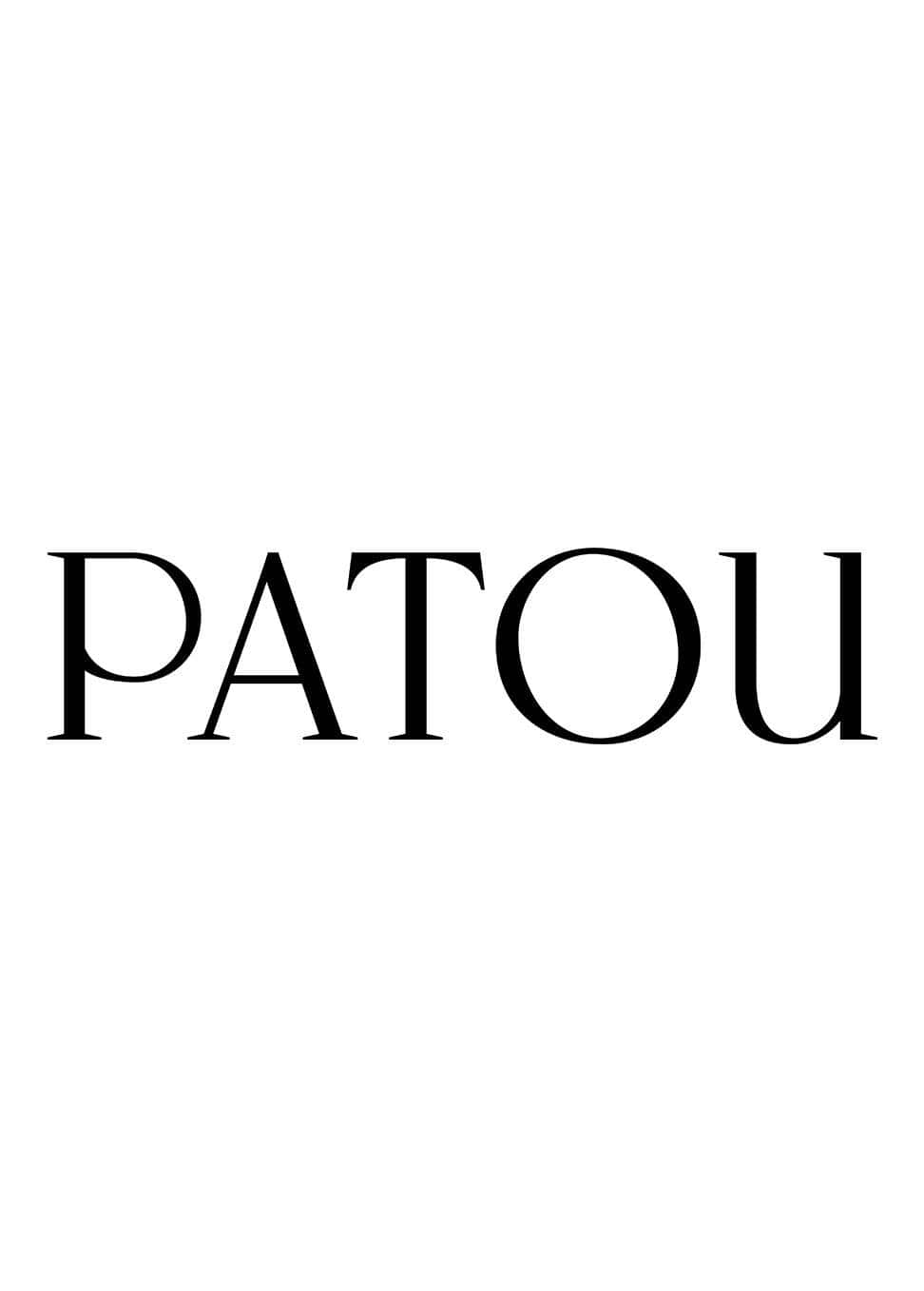 Patou字體標誌桌面版 壁紙 — 粗體黑色PATOU標誌居中於純白背景，極簡奢華品牌形象。