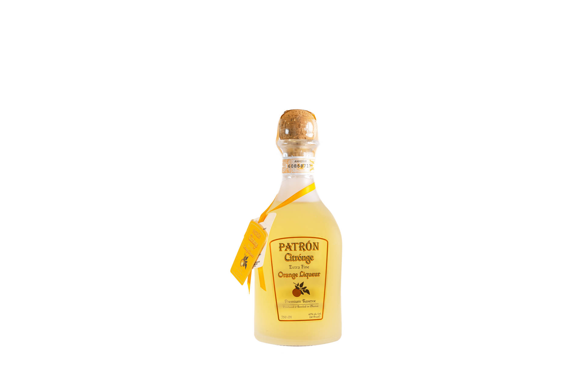 Patron Citronge 橙味利口酒瓶，帶軟木塞和黃色標籤，白色背景