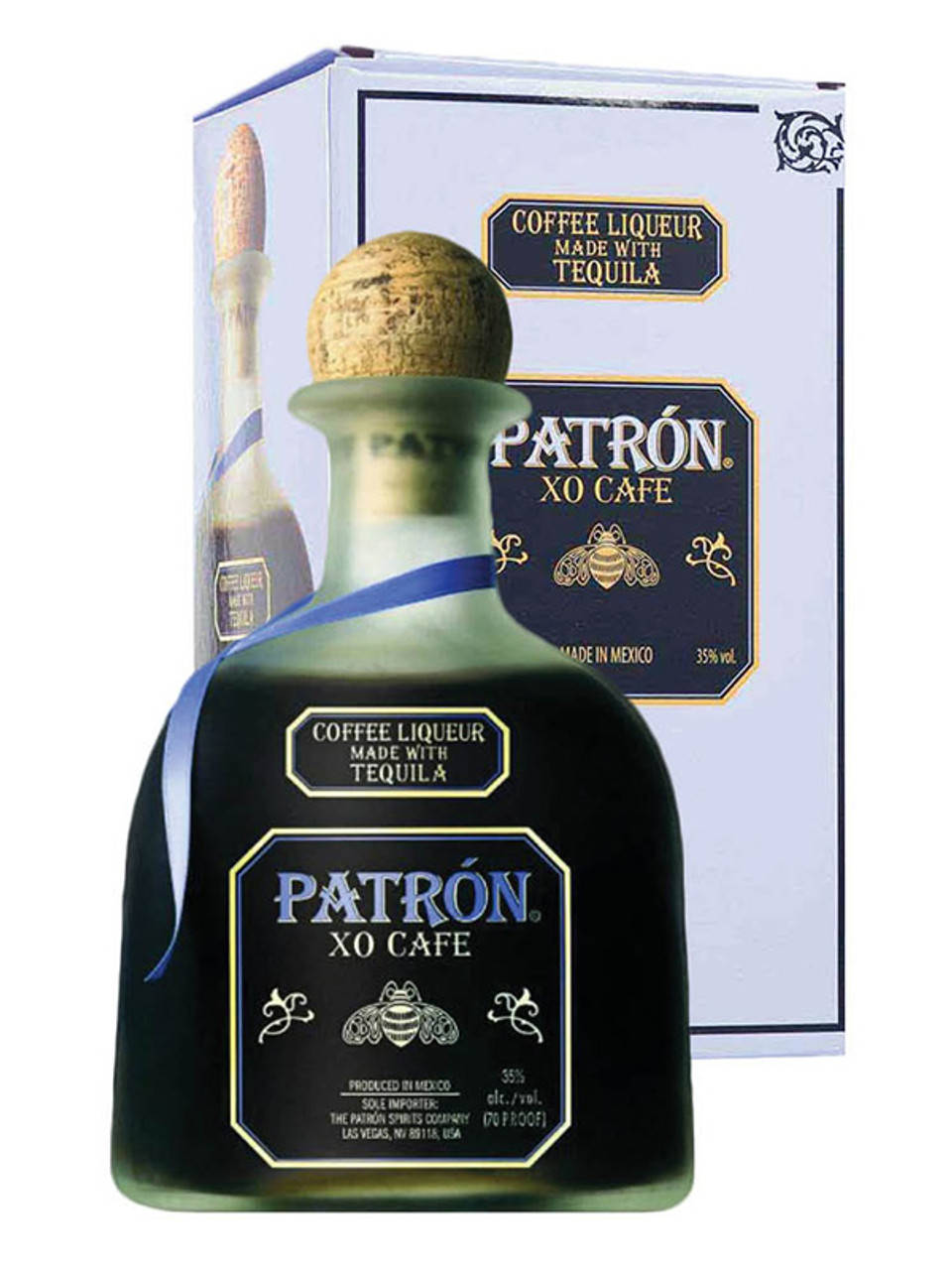 Patrón XO Café咖啡利口酒瓶連盒子，白色背景。