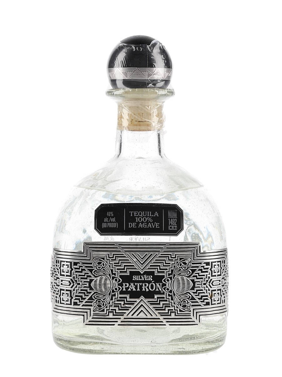 帶有黑色和銀色幾何標籤的Patron Silver Tequila瓶。