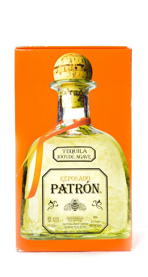 Patrón Reposado龍舌蘭酒瓶，附橙色盒子和蜜蜂標誌。