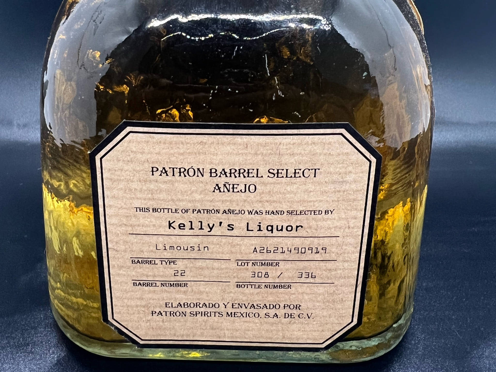 帶有手寫標籤細節的 Patrón Barrel Select Añejo 酒瓶。