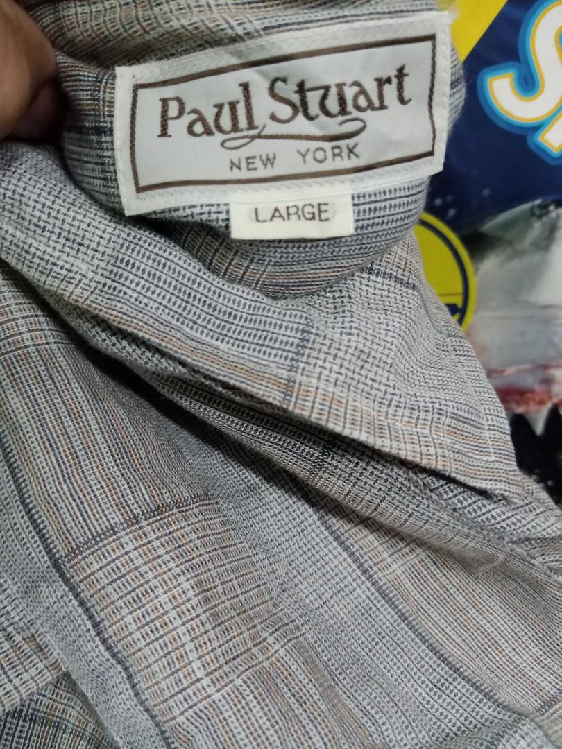 Paul Stuart New York 恤衫領嘅特寫，附有大型尺寸標籤。