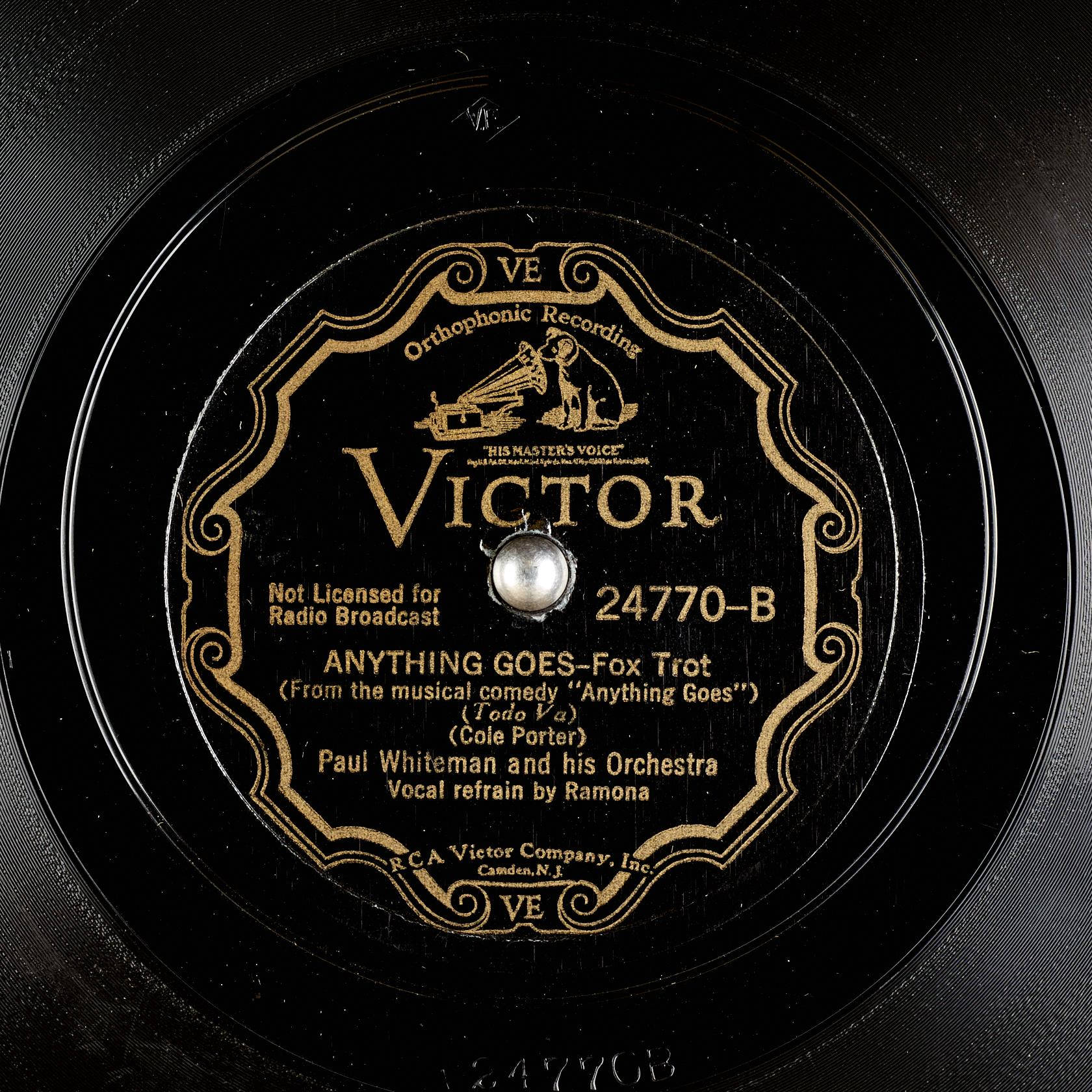 特寫一個復古 Victor 唱片標籤，帶有金色文字和標誌。