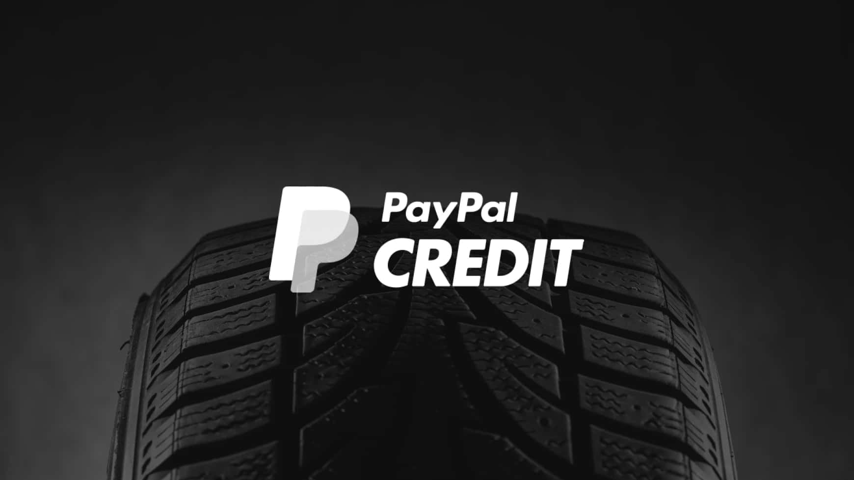 透過 PayPal 安全便捷地進行付款 壁紙 — 輪胎特寫，PayPal Credit 標誌以白色突出顯示在深色背景上。