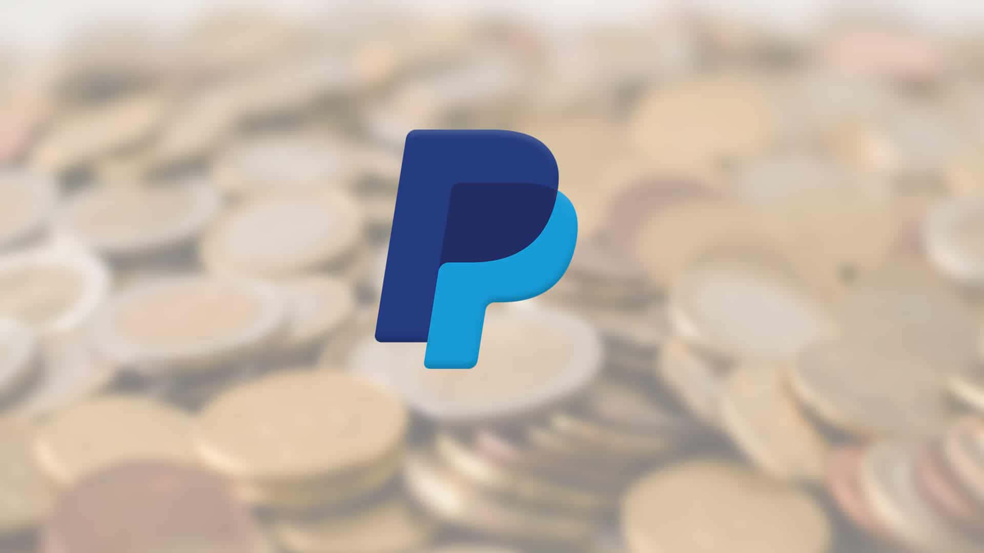 使用 PayPal 安全完成交易 壁紙 — PayPal 標誌清晰居中，背景為散落硬幣的柔焦效果。