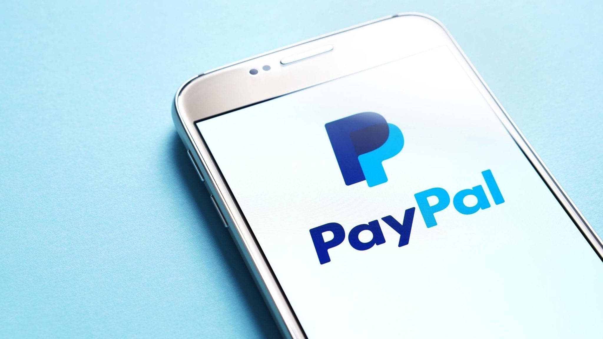 PayPal標誌於智慧手機螢幕 壁紙 — 一部時尚智能手機在潔白屏幕上顯示PayPal標誌，背景為柔和藍色。