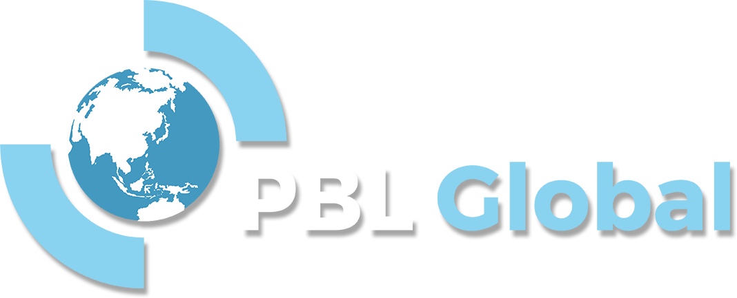 PBL Global 標誌 壁紙 — 一個時尚的標誌，藍色地球被抽象形狀環繞，並以粗體黑色和藍色顯示PBL Global文字。