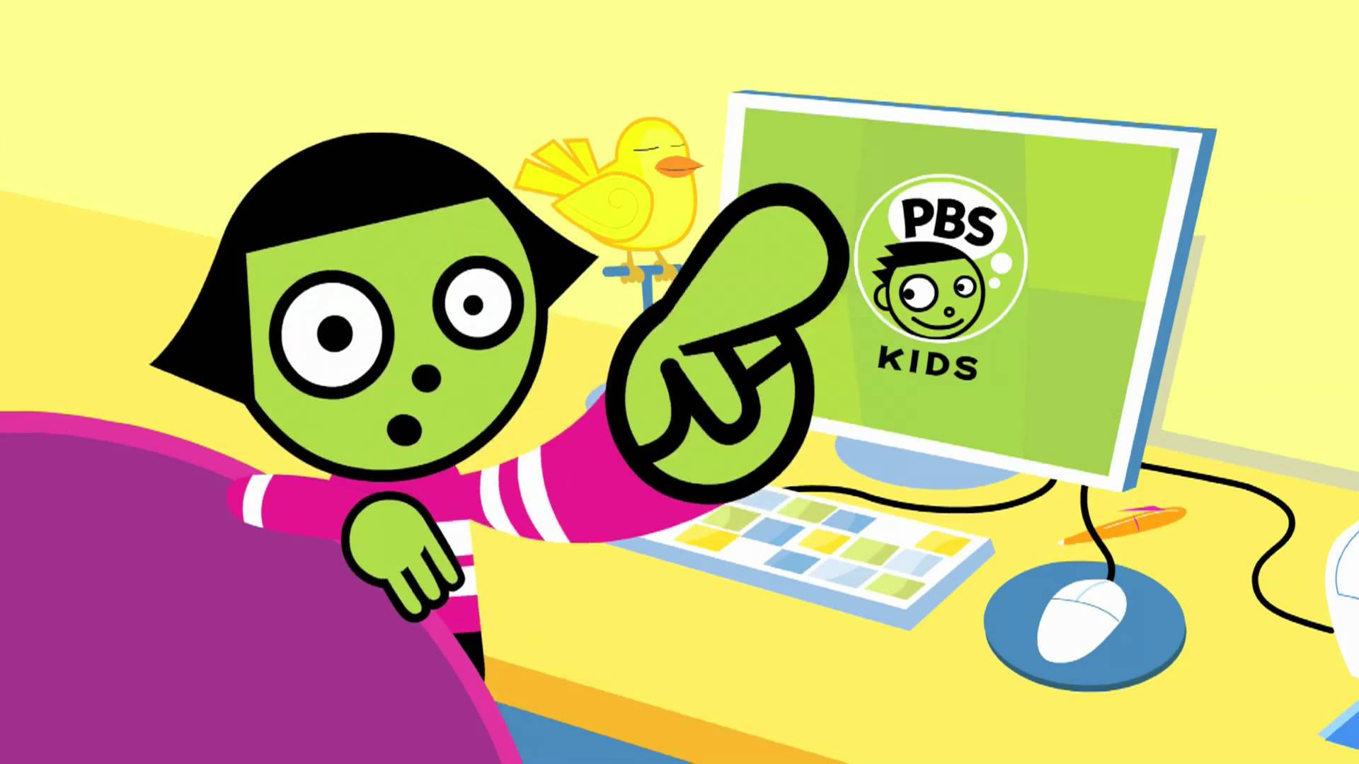 PBS Kids 電腦 壁紙 — 一個綠色皮膚的卡通女孩穿著粉紅色條紋襯衫，興奮地指著一個顯示PBS KIDS標誌的電腦屏幕，附近有一隻黃色小鳥棲息。