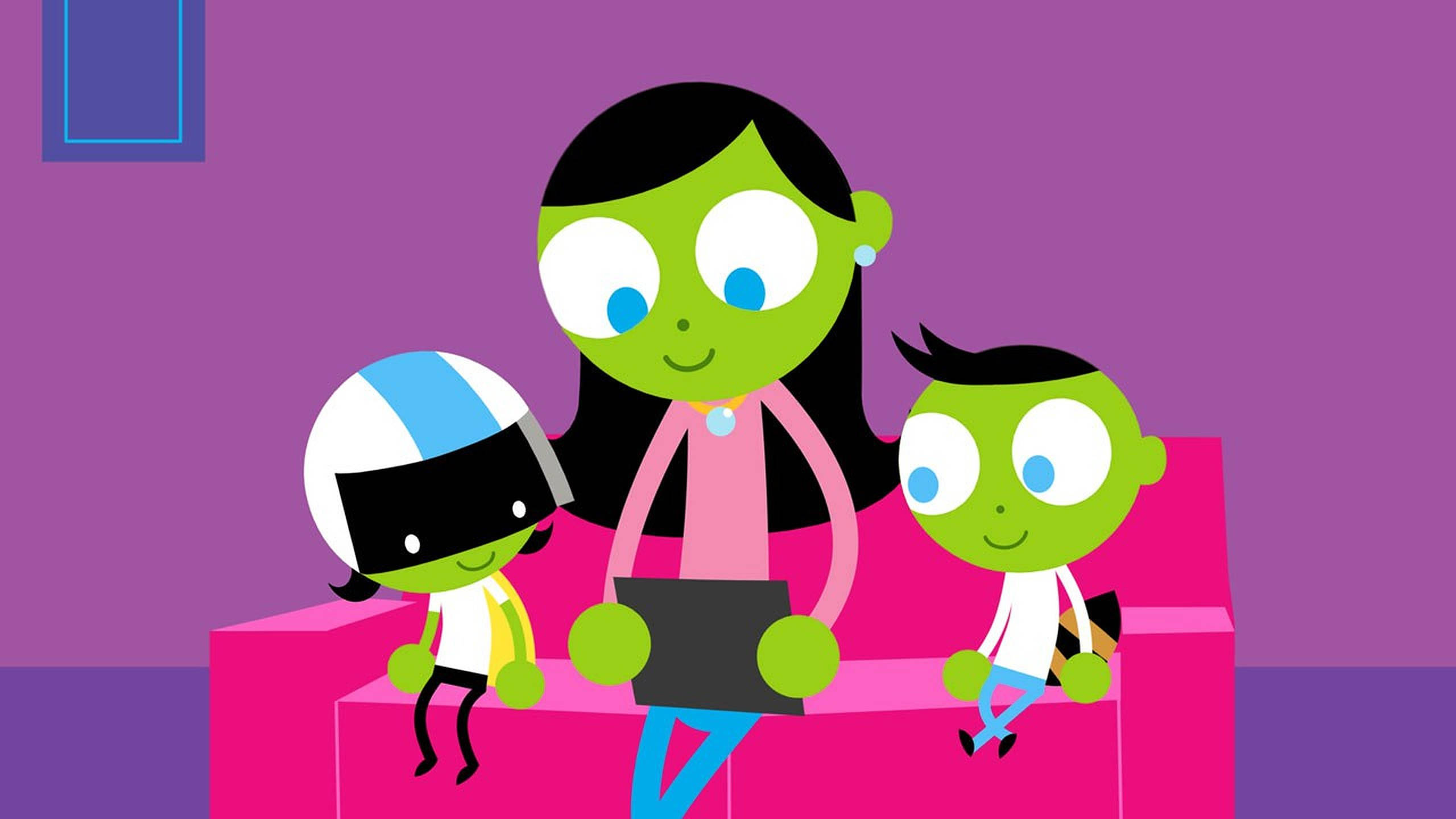 PBS Kids 互動共融 壁紙 — 三個綠色皮膚的卡通角色一起坐在紫色房間的粉紅色沙發上，微笑著看著手提電腦。
