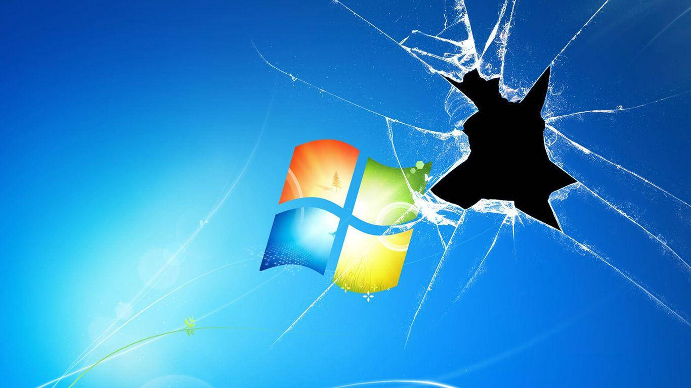 酷PC Windows裂紋 壁紙 — 碎裂玻璃效果在明亮的藍色漸變背景上，於Windows標誌上方顯現出一個黑洞。