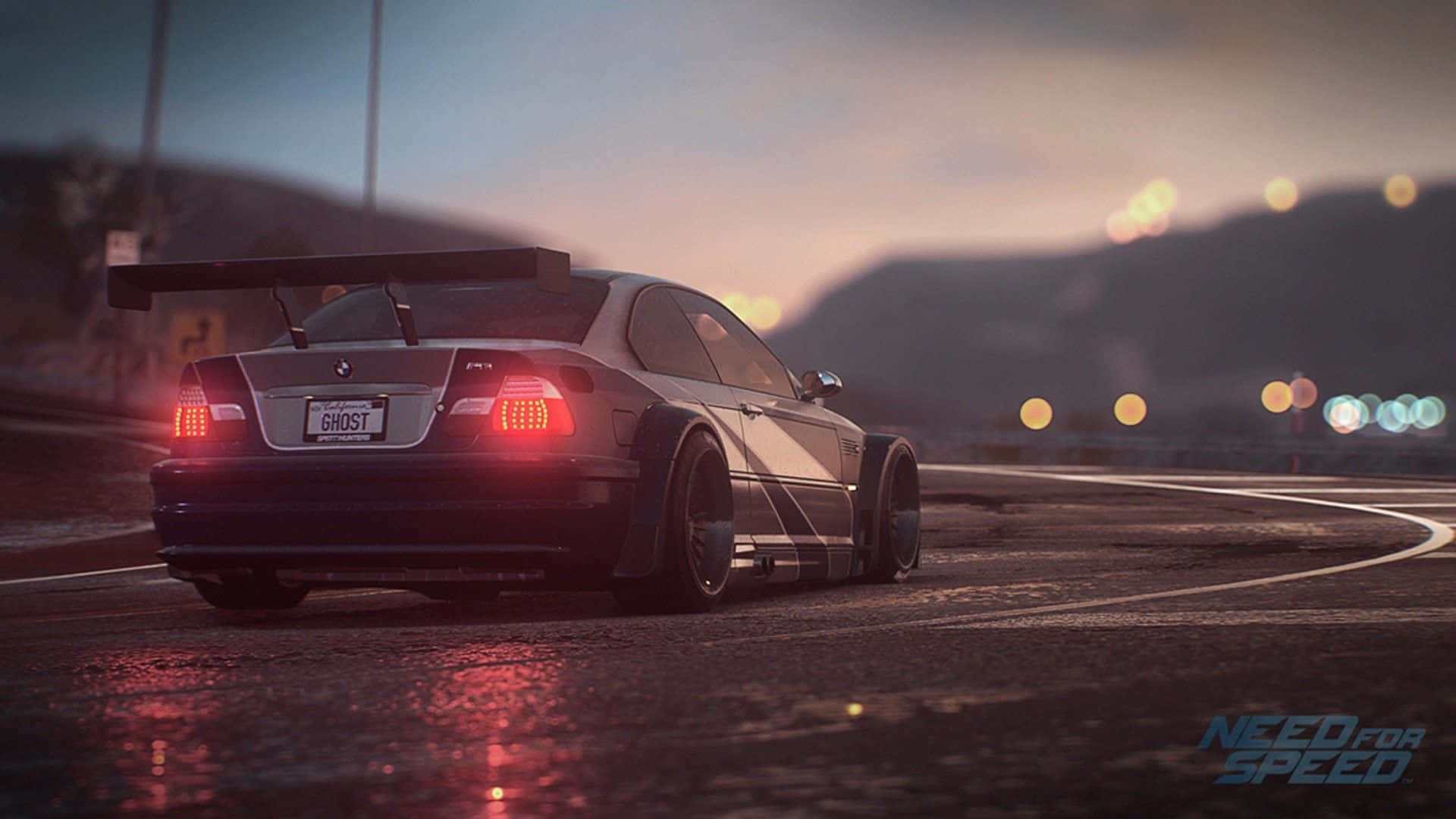 《極速快感》PC遊戲中的BMW M3 E46 壁紙 — 一輛黑色寶馬賽車在黃昏時分於濕滑路面上飄移，紅色尾燈閃爍，背景是模糊的城市燈光。