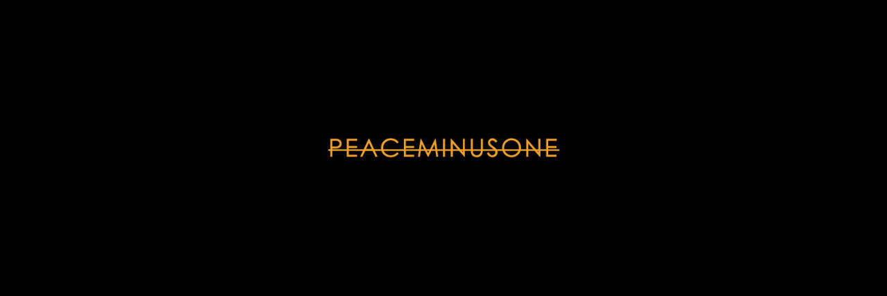PEACEMINUSONE 時尚品牌 壁紙 — 文字 PEACEMINUSONE 在純黑色背景上發出橙色光芒。