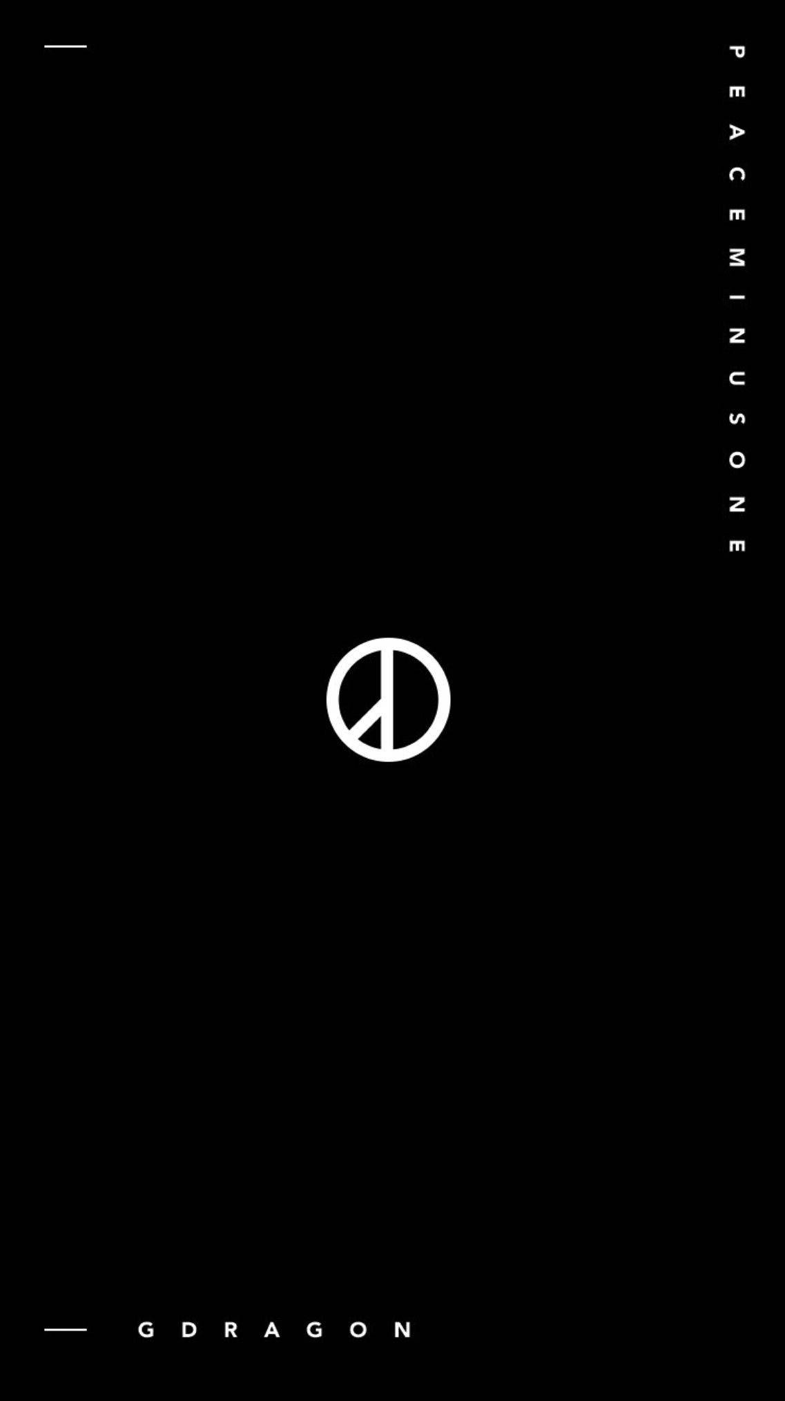PEACEMINUSONE 官方標誌 壁紙 — 極簡黑色背景，帶有白色和平符號及垂直文字 PEACEMINUSONE 和 GDRAGON。