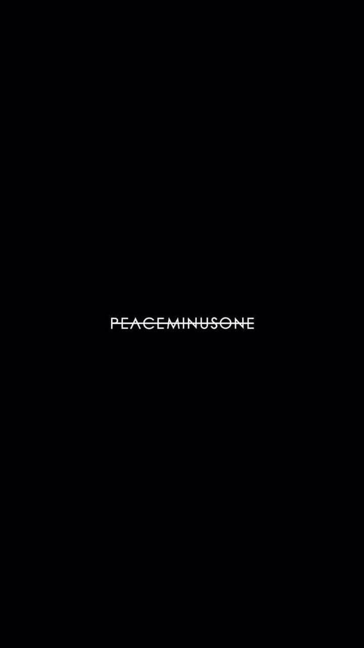 PeaceMinusOne 白色標誌 壁紙 — 極簡黑色背景，中央白色文字寫著 PEACEMINUSONE。