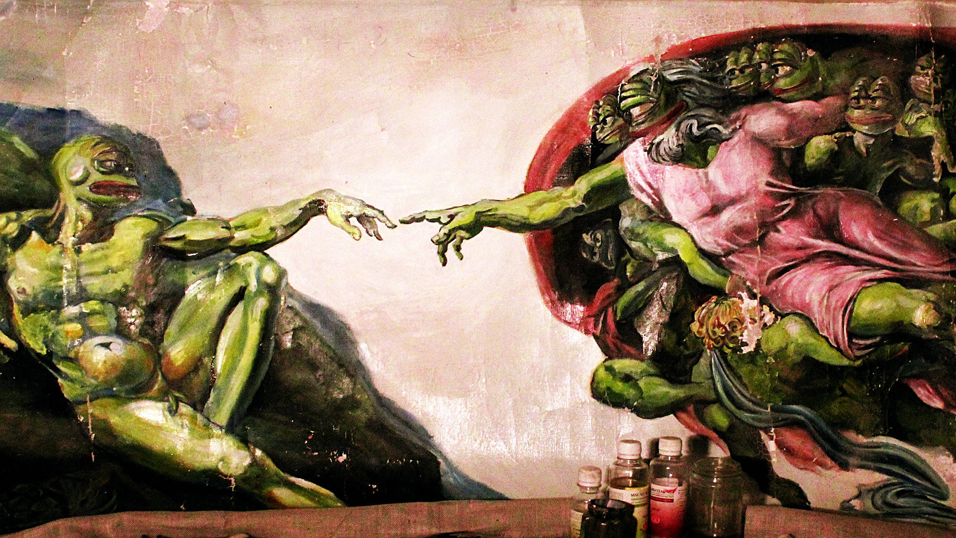 壁畫中綠色青蛙狀的人物互相伸手，下方有瓶子。
