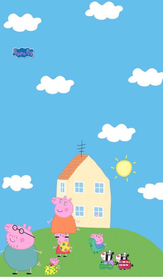Granny Pig 桌布 壁紙 — Peppa Pig 同家人企喺綠色山丘上，前面係佢哋嘅黃色屋，上面係晴朗藍天，有 fluffy 雲同微笑太陽。