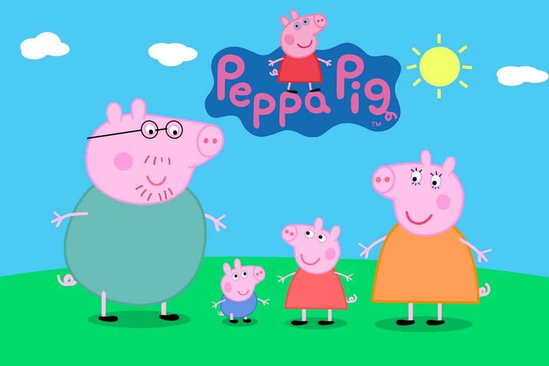 Grandpa Pig 桌布 壁紙 — Peppa Pig 家庭站在綠色草地上，上方有明亮的藍天、太陽和雲朵，Peppa Pig 標誌在上方。