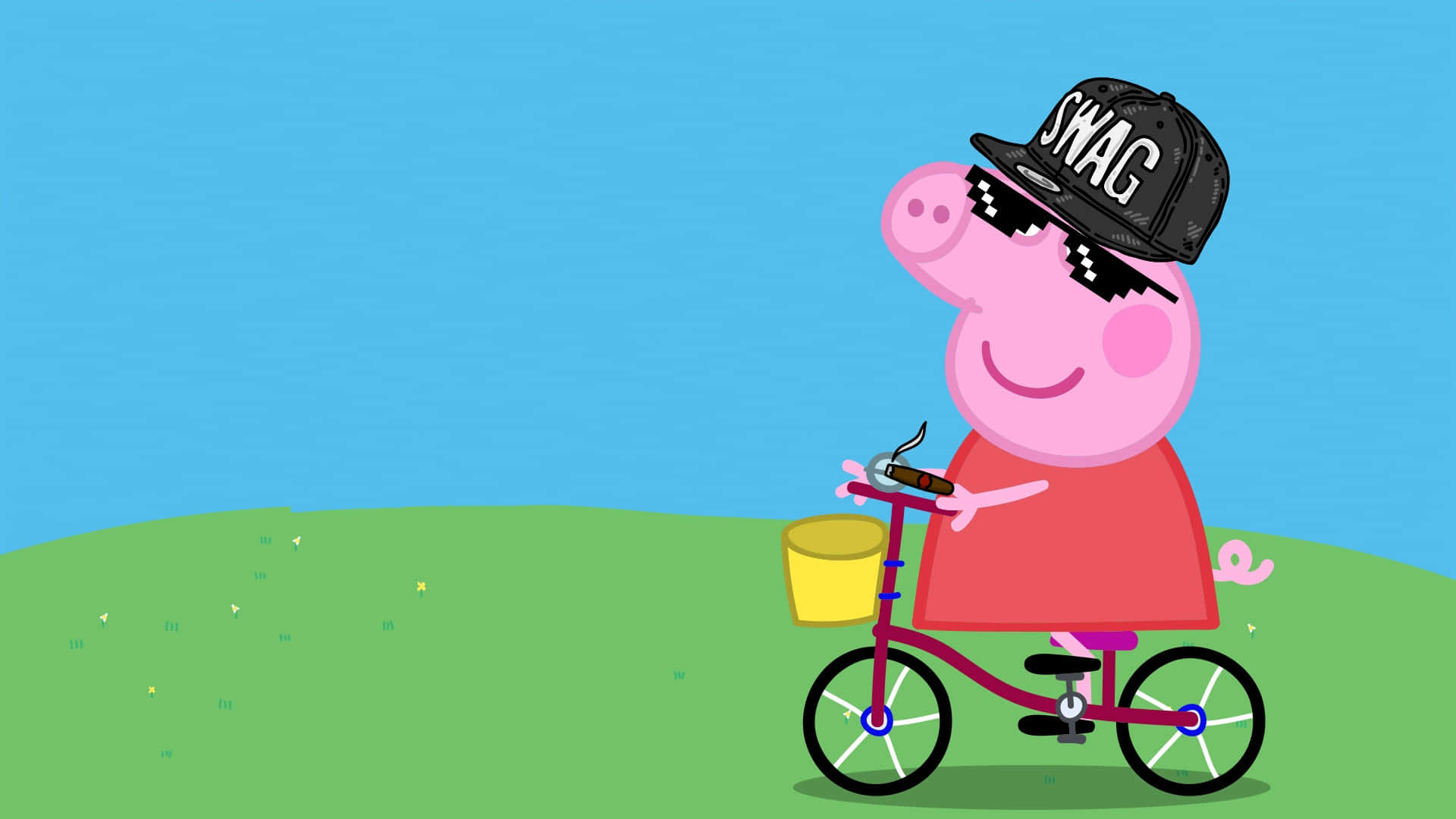 壁紙 — Peppa Pig 喺晴朗藍天下嘅草地上踩住紫色三輪車，戴住 'SWAG' 帽同太陽眼鏡。