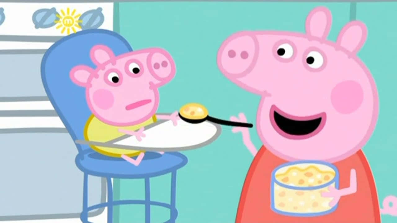 Baby Alexander 桌布 壁紙 — Peppa Pig 喺明亮嘅卡通廚房入面開心咁餵佢嘅細佬食一匙羹穀物早餐。