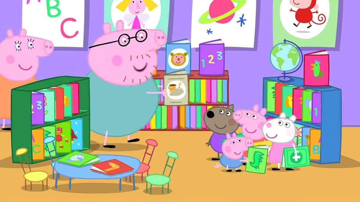 Granny Pig 桌布 壁紙 — Peppa Pig 和朋友們聚集在一個充滿書籍和教育海報的彩色教室裡。