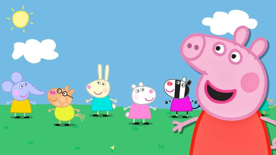 Granny Pig 桌布 壁紙 — Peppa Pig 和朋友們站在綠色草地上，頭頂是明亮的藍天，有微笑的太陽和蓬鬆的雲朵。