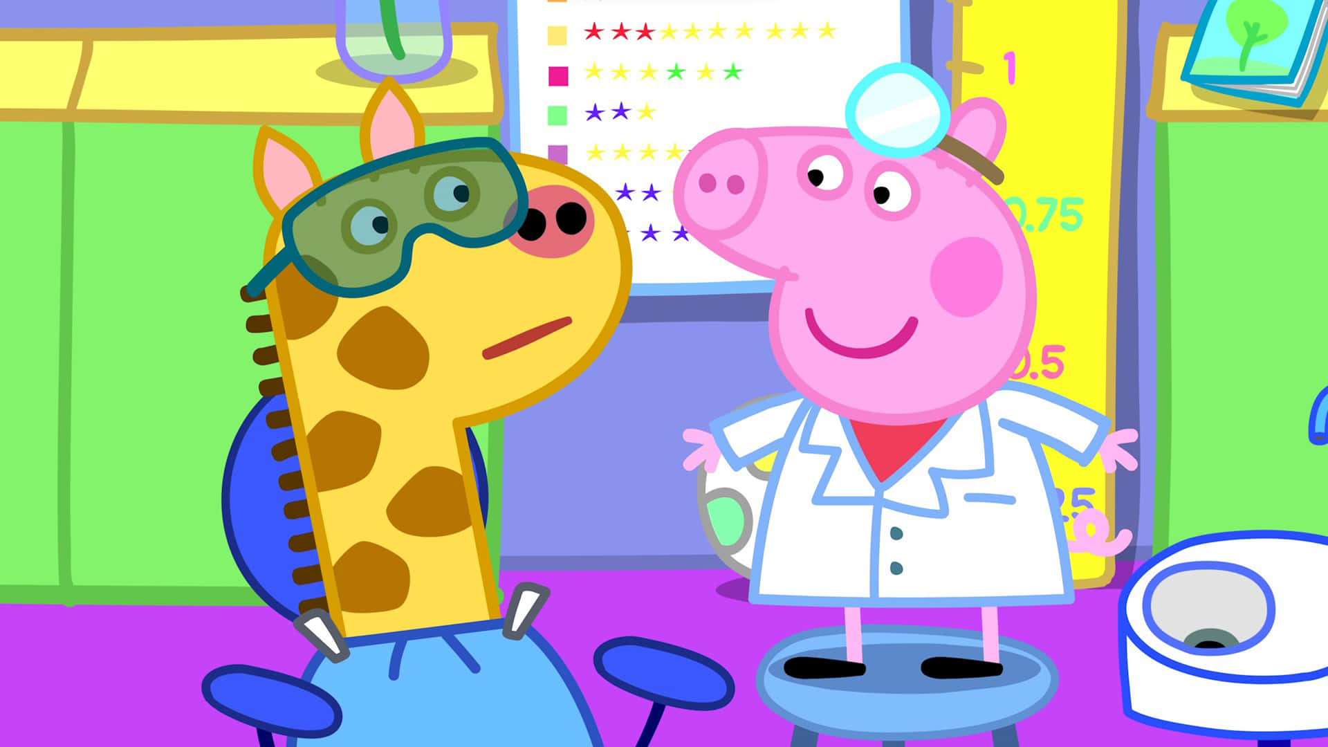  壁紙 — Peppa Pig 身穿白色實驗室外套，站在凳子上，面對一隻戴著綠色護目鏡的長頸鹿，在色彩繽紛的教室裡微笑。