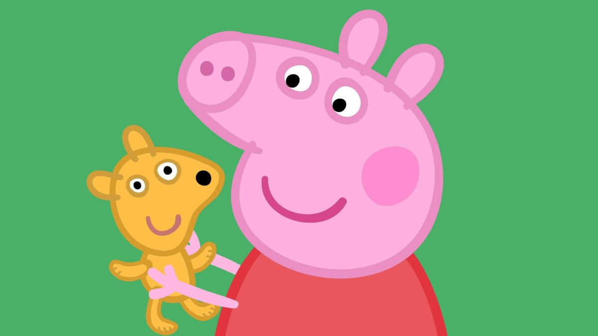 Granny Pig 桌布 壁紙 — Peppa Pig 微笑著，手裡拿著她的黃色泰迪熊，背景是純綠色。
