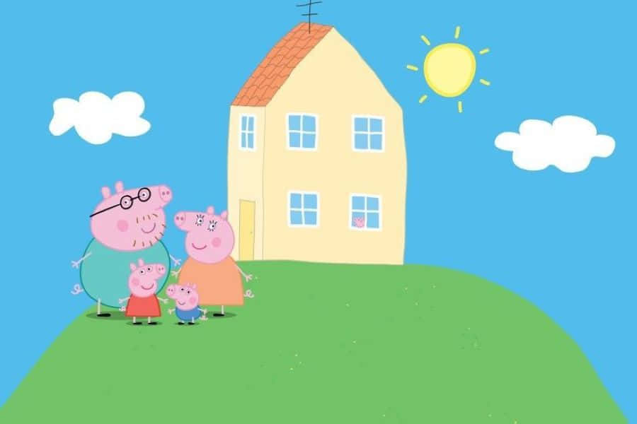 Granny Pig 桌布 壁紙 — Peppa Pig 一家開心咁企喺綠色山丘上，前面係佢哋嘅黃色屋，上面係晴朗嘅藍天同微笑嘅太陽。