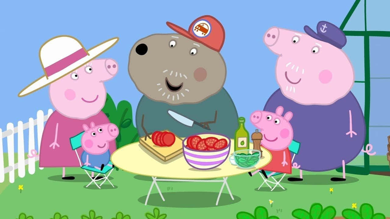 Grandpa Pig 桌布 壁紙 — Peppa Pig 一家和朋友喺晴朗藍天下戶外聚集，享受愉快嘅野餐，有切片番茄同沙律。
