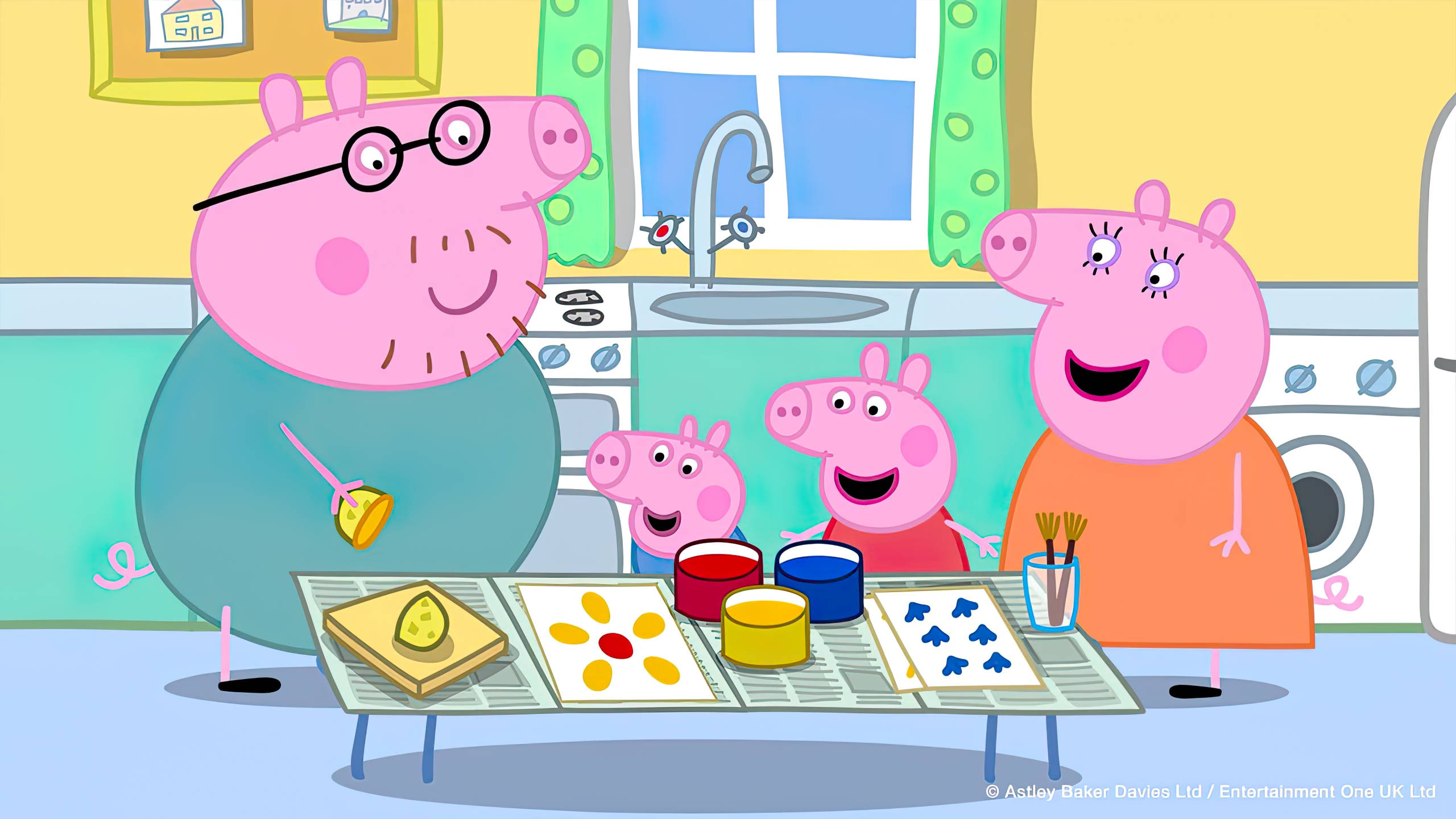 卡通 桌布 壁紙 — Peppa Pig 一家在明亮的廚房裡快樂地畫畫，周圍有色彩繽紛的藝術用品和歡樂的表情。