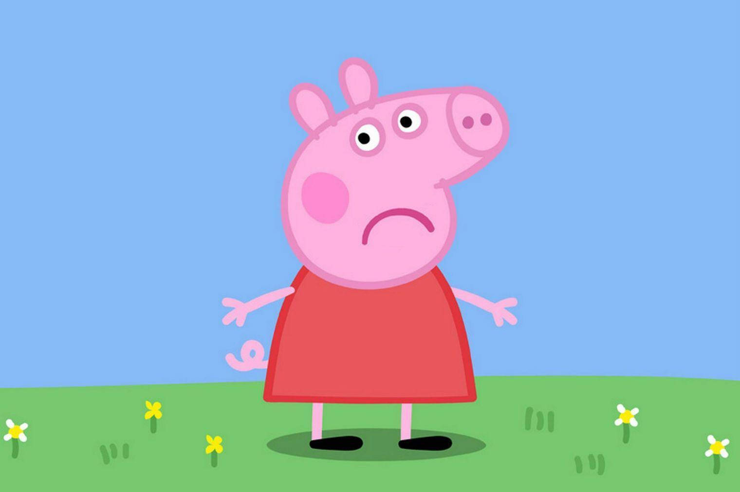 小豬佩奇 桌布 壁紙 — Peppa Pig 企喺一個有黃色花嘅草地上面，藍天白雲下睇起嚟好傷心。