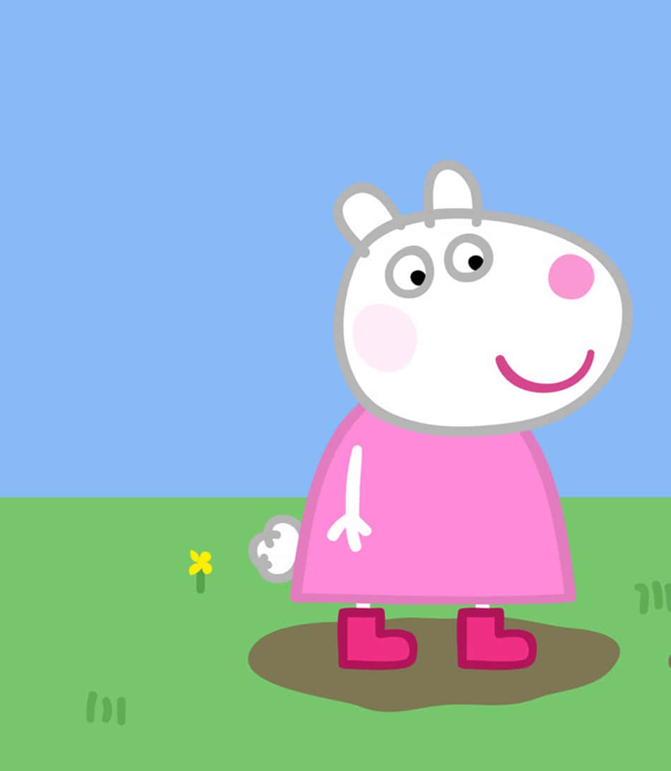 Suzy Sheep 桌布 壁紙 — Peppa Pig 企喺綠色草地上嘅泥氹入面，頭頂係晴朗藍天，附近有一朵黃色花。