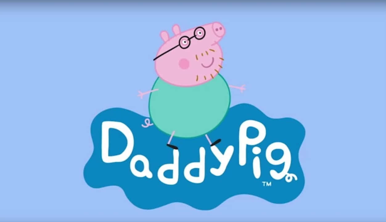 Daddy Pig 桌布 壁紙 — Peppa Pig 卡通中的 Daddy Pig 愉快地站在藍色雲朵上，下方寫著他的名字。