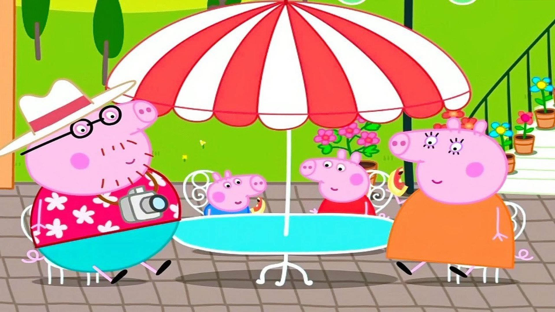 《Peppa Pig》卡通頻道角色 壁紙 — Peppa Pig 一家在紅白條紋遮陽傘下享受陽光普照的戶外咖啡廳，附近有盆栽花卉。
