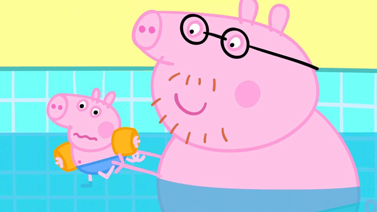 Daddy Pig 桌布 壁紙 — Peppa Pig 同佢爸爸喺晴朗嘅黃色天空下，喺一個明亮嘅藍色瓷磚泳池入面開心地游水。