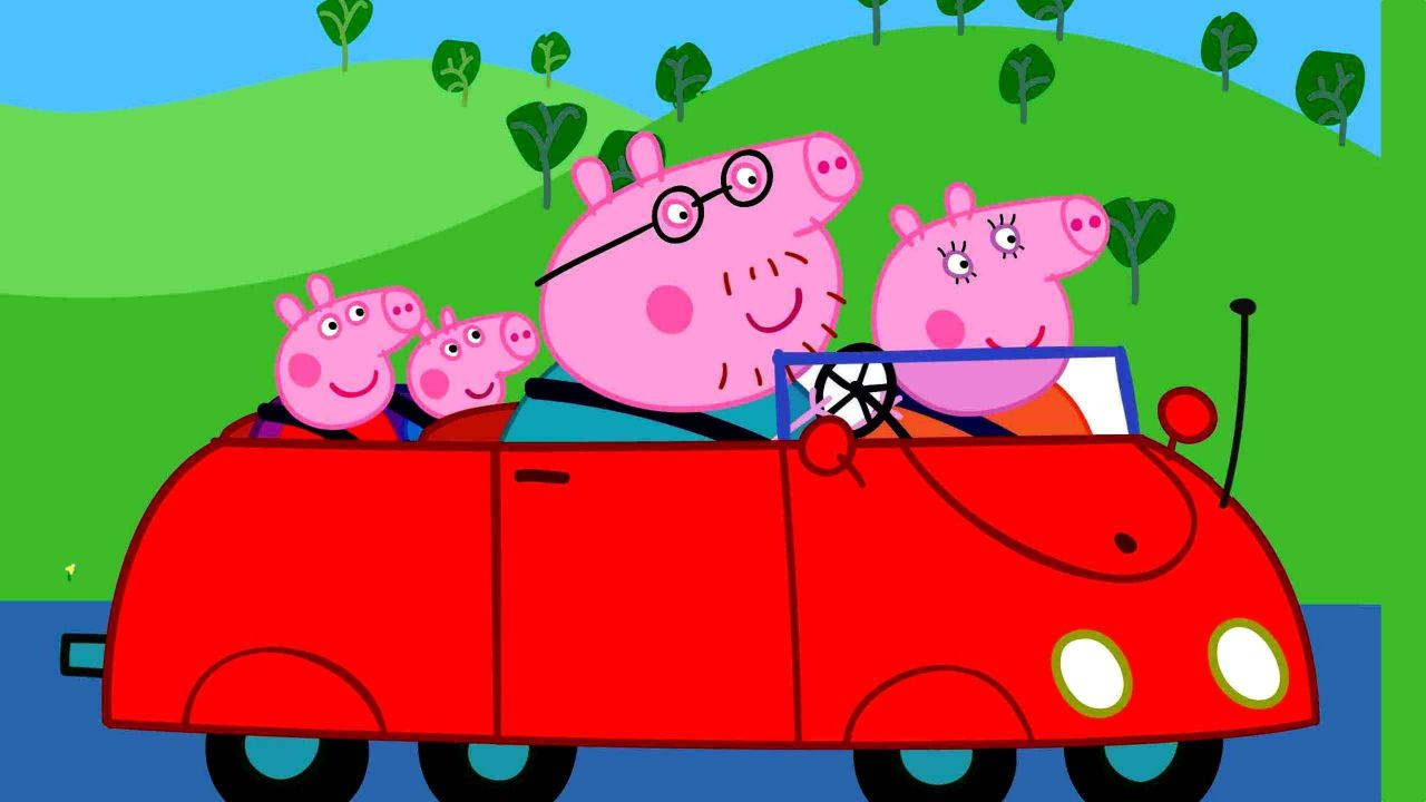 小豬佩奇 桌布 壁紙 — Peppa Pig 同家人開心噉坐喺紅色車入面，喺晴朗藍天底下穿過明亮綠色嘅鄉村。
