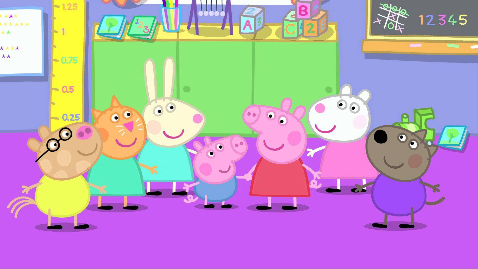 小豬佩奇 桌布 壁紙 — Peppa Pig 同朋友一齊企喺一個充滿教育玩具同黑板嘅色彩繽紛課室入面。