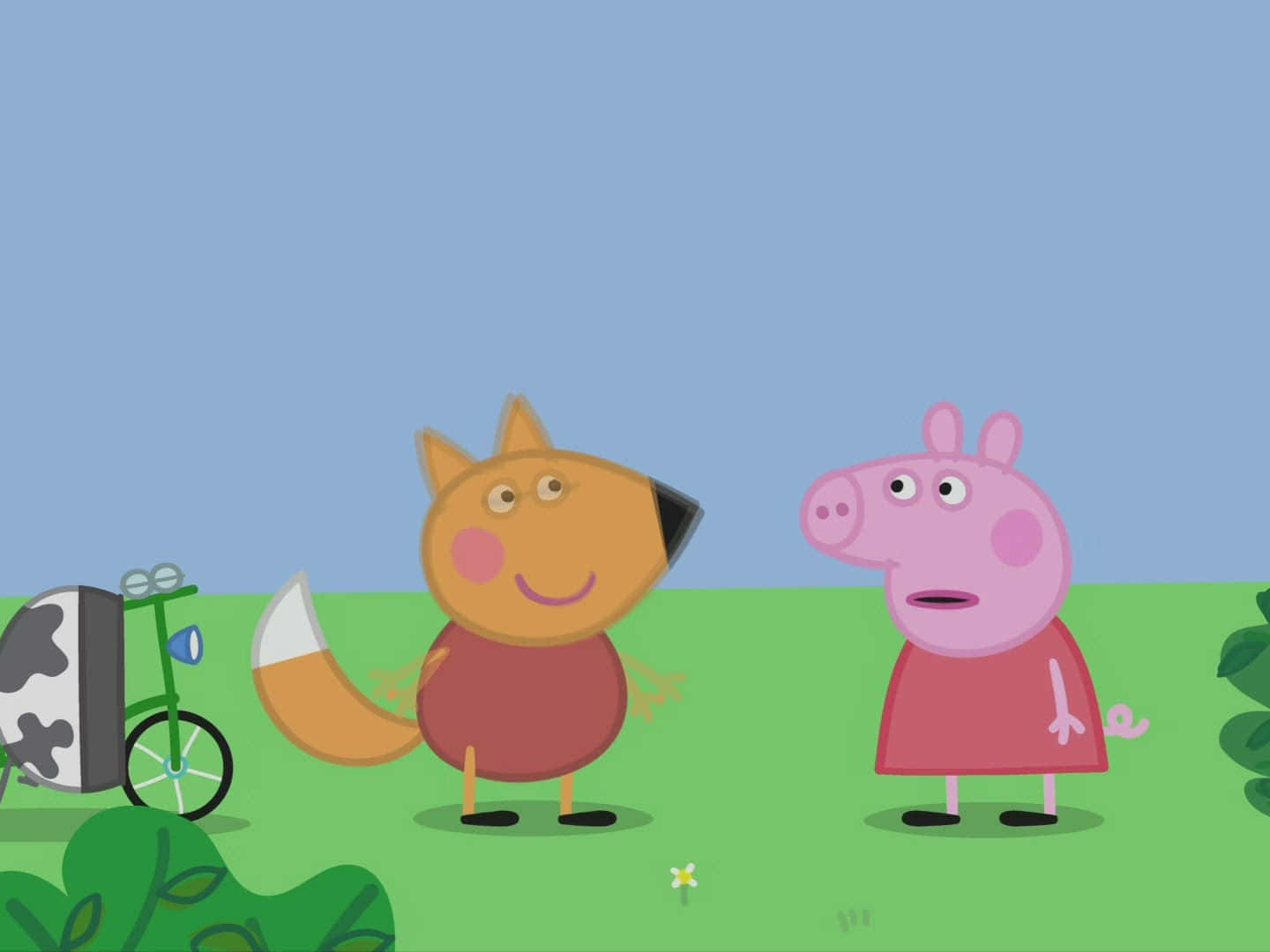 Freddy Fox 桌布 壁紙 — Peppa Pig 同狐狸企喺草地上面，藍天白雲，附近有架單車。