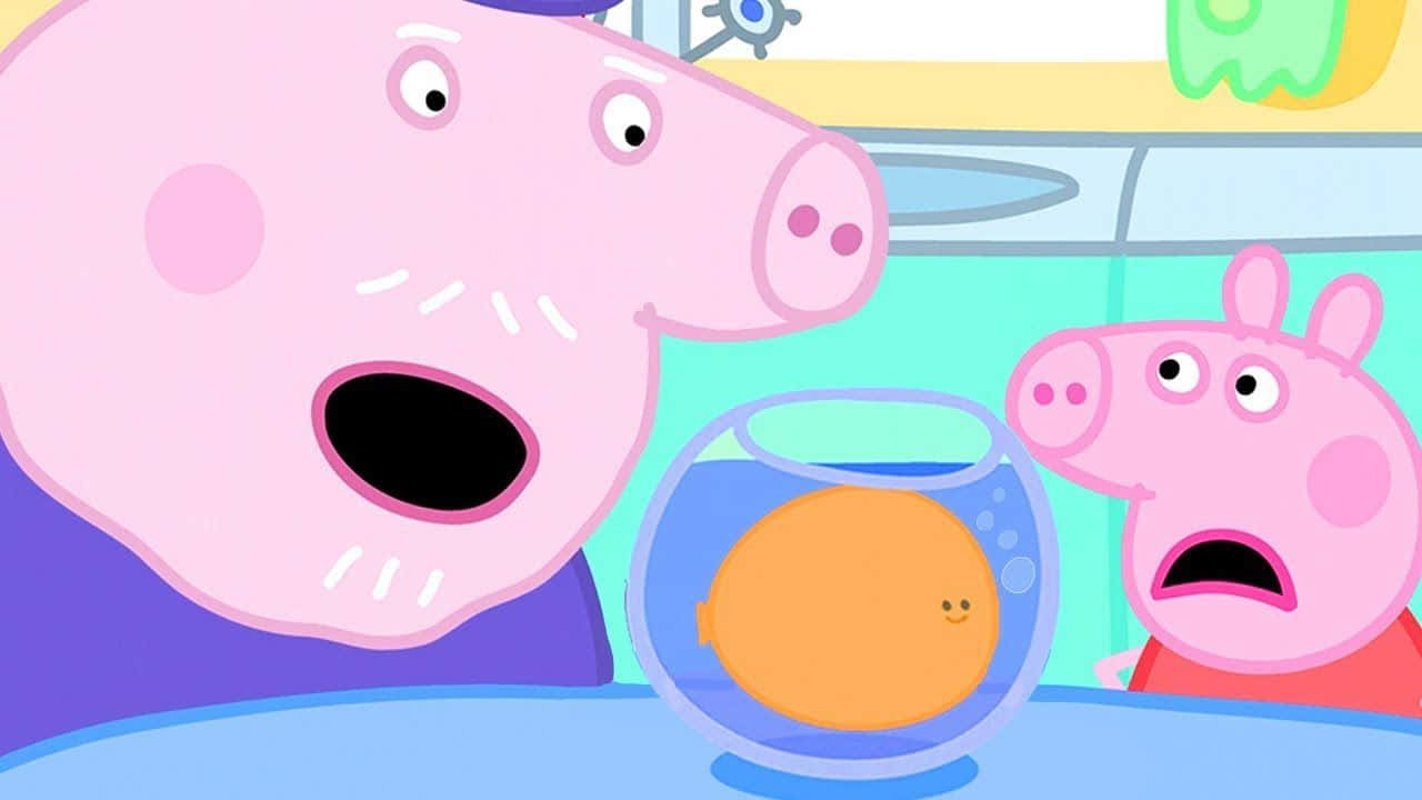 Grandpa Pig 桌布 壁紙 — Peppa Pig 和她的父親震驚地盯著圓碗裡微笑的金魚。