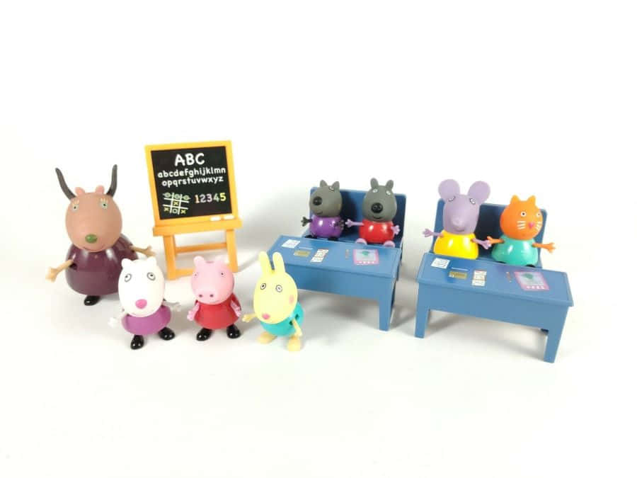 Madame Gazelle 桌布 壁紙 — Peppa Pig 和朋友們在課室場景中，有老師和顯示 ABC 及數字的黑板。