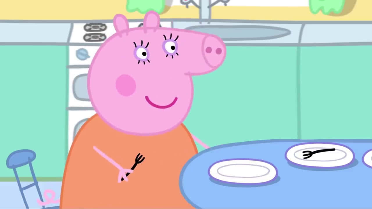 Mummy Pig 桌布 壁紙 — Peppa Pig 喺廚房入面開心咁笑，揸住叉，坐喺藍色枱旁邊，枱上有碟。