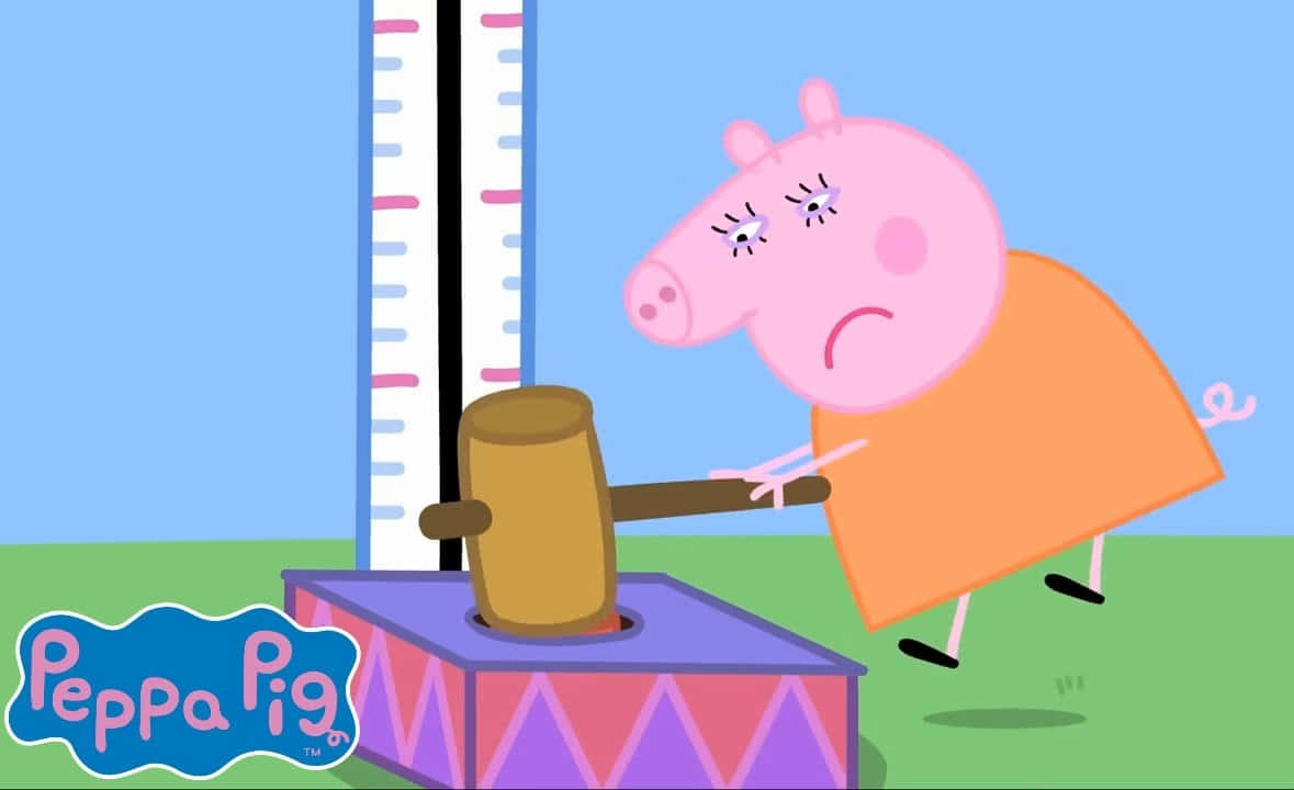 Mummy Pig 桌布 壁紙 — Peppa Pig 喺明亮嘅戶外環境中，喺身高尺附近揸住鎚仔，睇嚟好沮喪。