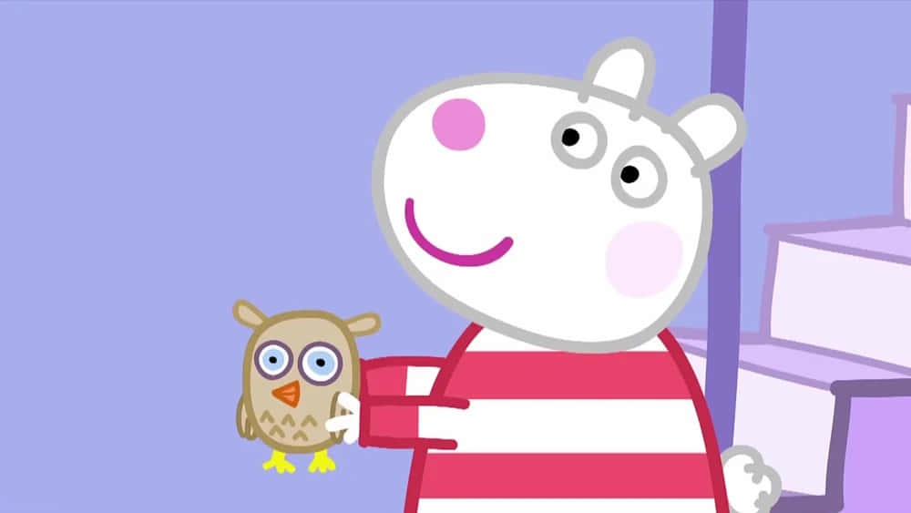 Suzy Sheep 桌布 壁紙 — Peppa Pig 喺紫色房間入面抱住一隻細貓頭鷹毛公仔，背景有樓梯。