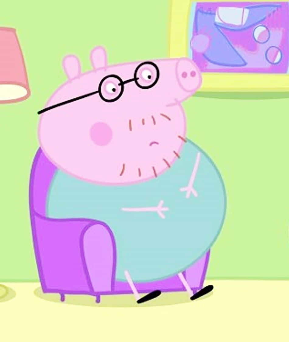 Daddy Pig 桌布 壁紙 — Peppa Pig 嘅爸爸戴住眼鏡，著住淺藍色恤衫，坐喺一張紫色嘅扶手椅上，間房色彩繽紛。