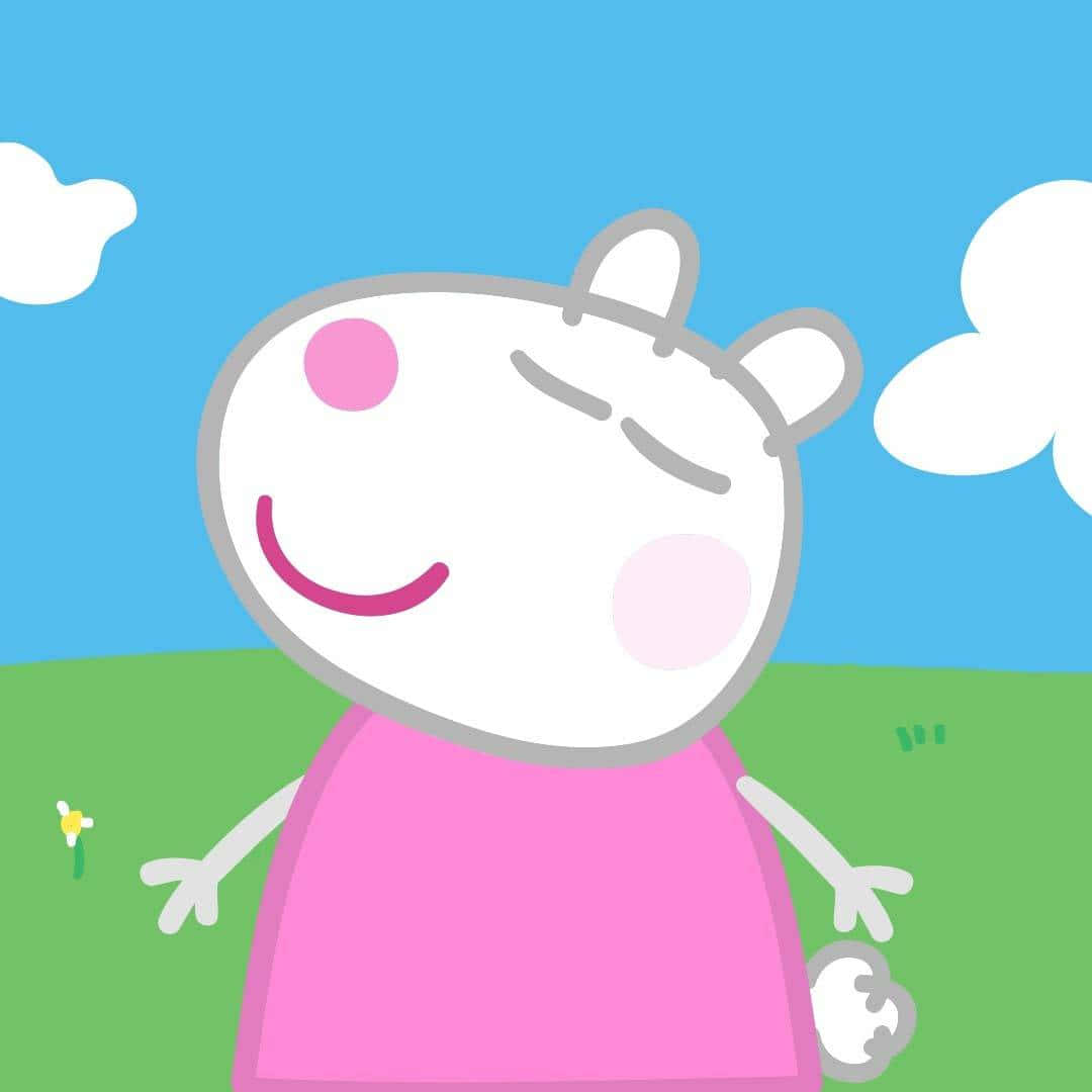 Suzy Sheep 桌布 壁紙 — Peppa Pig 在明亮的藍天下微笑，有蓬鬆的雲朵和綠色草地，她穿著粉紅色裙子。