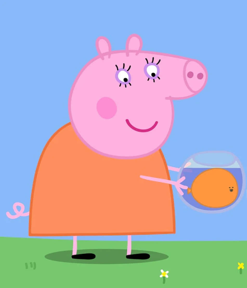 Mummy Pig 桌布 壁紙 — Peppa Pig 微笑著，手持一個裝有金魚的魚缸，背景是藍天和綠草。