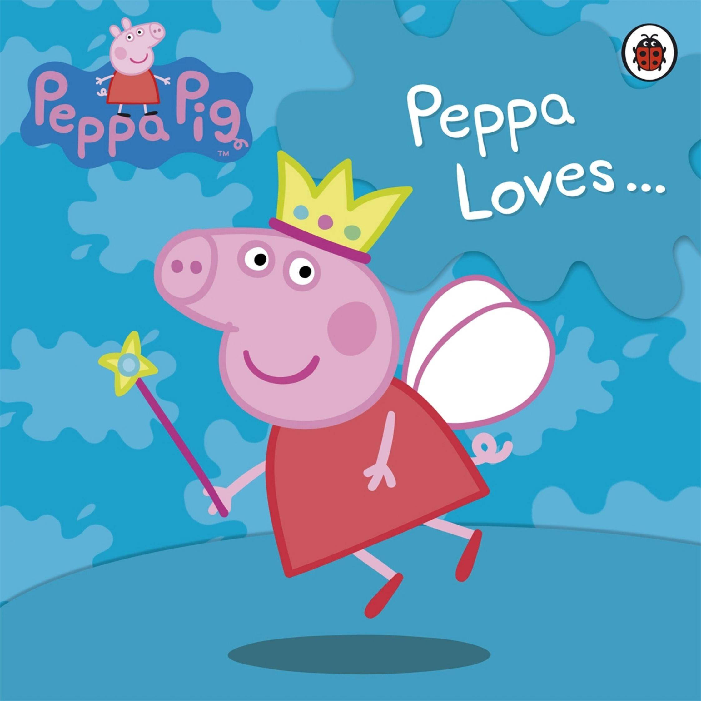 小豬佩奇 桌布 壁紙 — Peppa Pig 打扮成仙女，戴著皇冠、拿著魔法棒和翅膀，在藍色雲朵背景上開心地微笑。