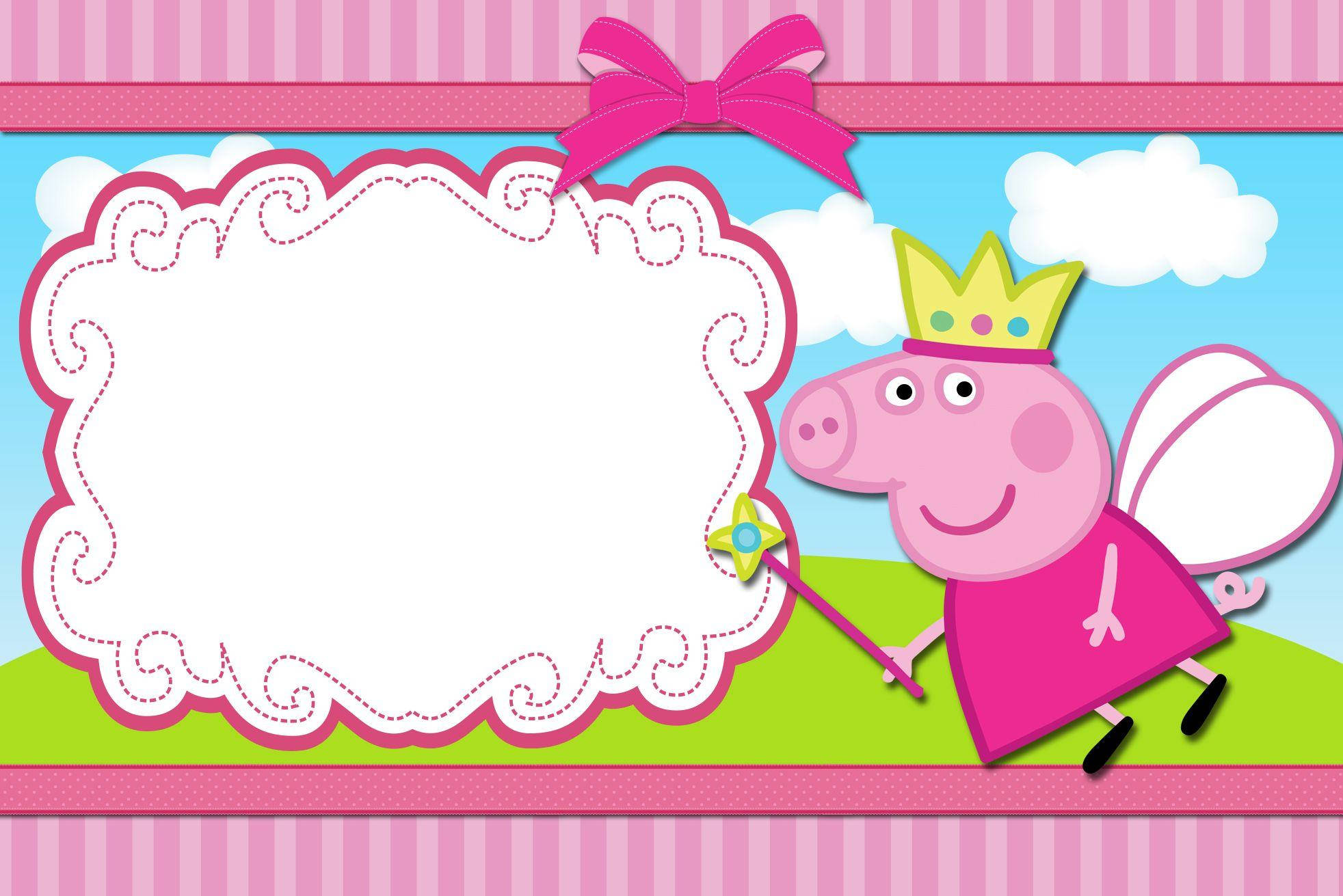 小豬佩奇 桌布 壁紙 — Peppa Pig 打扮成仙女女王，戴著皇冠，手持魔法棒，在藍天綠草的背景下，微笑站在一個裝飾性的粉紅色畫框旁邊。