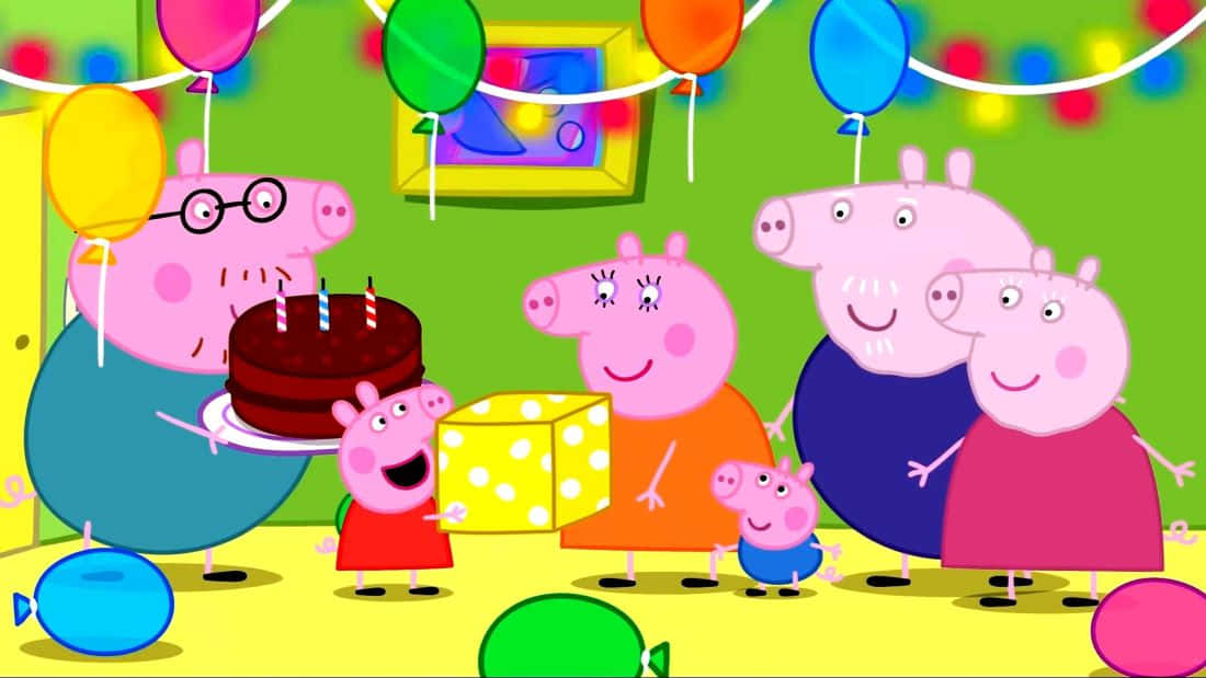 Granny Pig 桌布 壁紙 — Peppa Pig 與家人用朱古力蛋糕、氣球和色彩繽紛的裝飾慶祝快樂的生日。